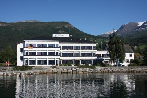 Innvik Hotel | Innvik Fjordhotell: Oceanfront Retreat with Private Beach