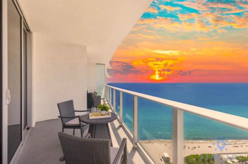 Hollywood South Central Beach Apartment | Stunning Ocean View Balcony - Beachfront Condo with Pool