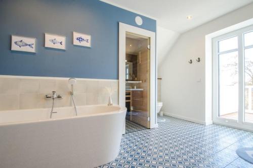 Pellworm Apartment | Inselglück: Pet-Friendly Retreat with Oceanfront Views