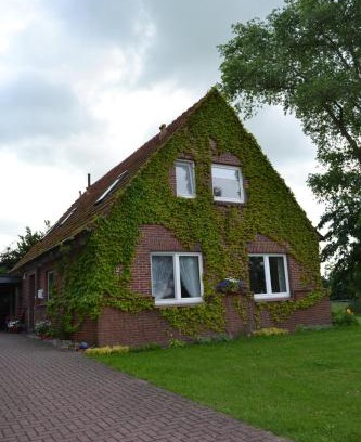 Schwanewede Apartment | Inselhof Steengrafe - Beachfront Retreat for Families & Pets
