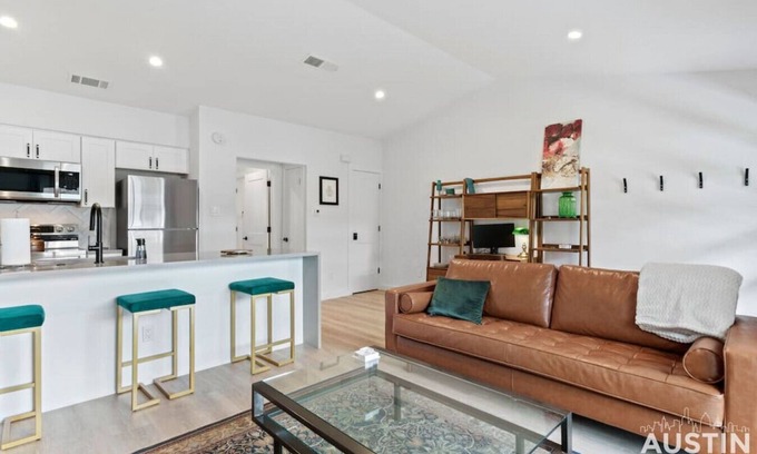 Bouldin Condo | Insta-Ready Apartment in Barton Hills with King Bed
