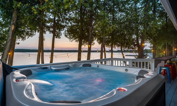 Ellison Bay Cottage | Insta-worthy Waterfront Cottage with Spa and Hot Tub