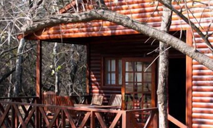 Maanhaarand Ski Chalet | Pet-Friendly Escape at Intaba Thulile with Pool & Breakfast