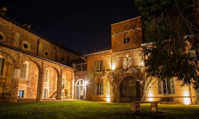 Vaprio d'Agogna Villa | Discover Intera Villa: Poolside Retreat with Scenic Views