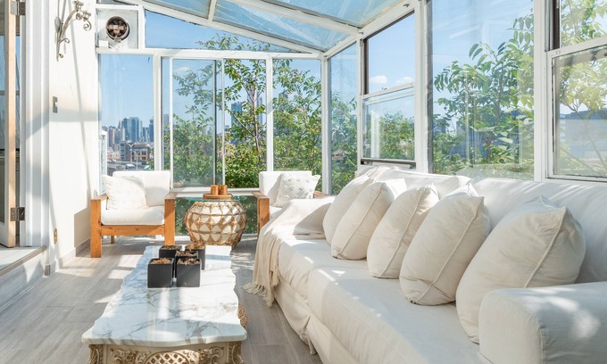 Weehawken House | Designer Abode Near Manhattan: Pet-Friendly & Spa Amenities