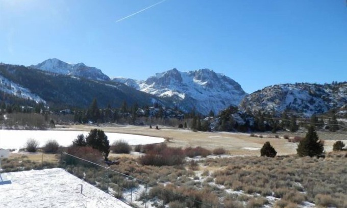 June Lake Condo | Guest Rated 9.8: Interlaken#29 Condo with Spa & Hot Tub
