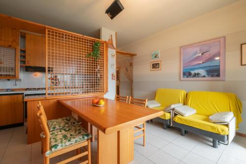 Clusane Apartment | Inviting Interno 18: Family-Friendly Retreat Awaits You