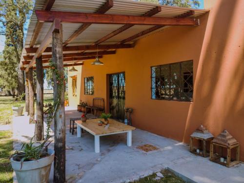 Partido de Arrecifes House | Inti: Idyllic Countryside Retreat with Pool and Breakfast