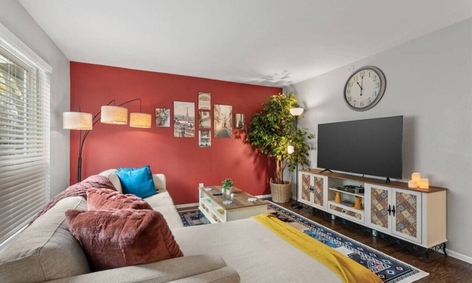 Fort Worth Apartment | Cozy 2BD Home Near TCU: Pet & Child Friendly Amenities