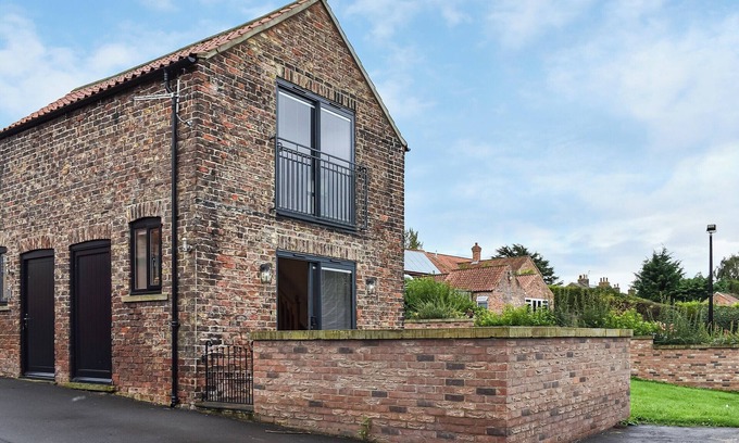 Thirsk Cottage | Cozy Couples Retreat: Ideal Getaway with Breakfast & Kitchen