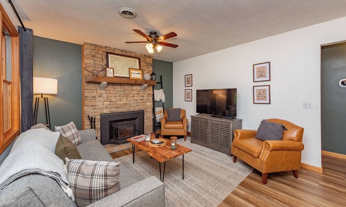McHenry Cabin | Pet-Friendly Retreat: Lake Views, Fire Pit & Hot Tub