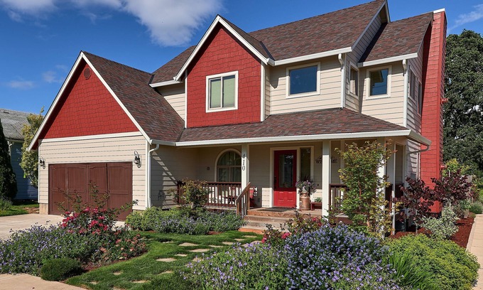 Carlton House | Cozy Wine Retreat with Pool and Spa for Family Getaway