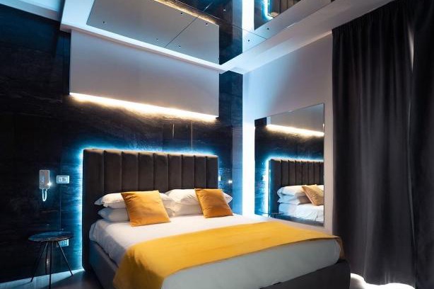 Qualiano Hotel | Elegant Intimity Rooms with Breakfast & Hot Tub Access