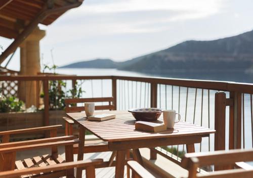 Arkadiko Chorio Apartment | Oceanfront Escape: Into The Blue Apartment, 4-Star Rated