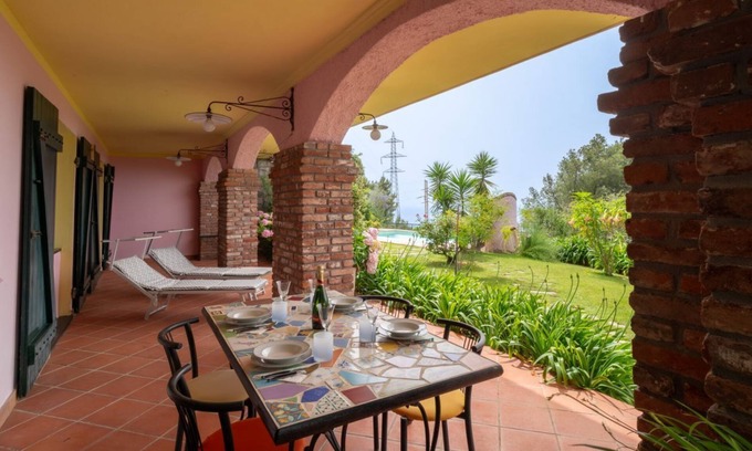 Cason della Guardia Apartment | Into the Green! Flower Flat x4 Pool & Parking