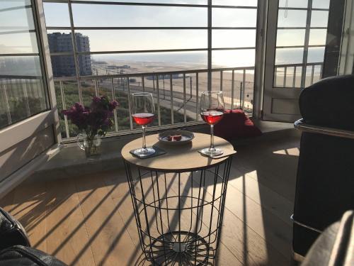 Middelkerke Apartment | Oceanfront Getaway: Rated 9.2/10 with Child-Friendly Fun