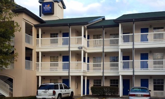 Metairie Hotel | Budget-Friendly InTown Suites with Kitchen & Breakfast in Metairie