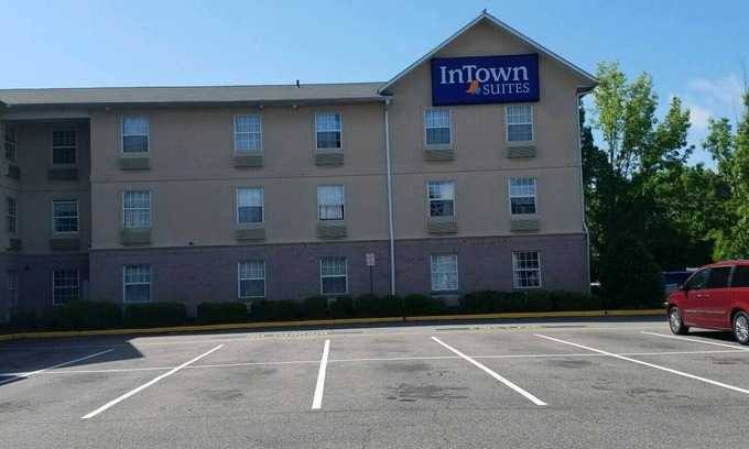 Greenbrier West Hotel | Convenient InTown Suites Extended Stay in Chesapeake VA