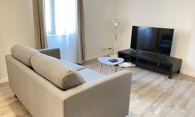 Avignon City Centre Apartment | INTRA-MUROS ★ PRIVATE PARKING ★ SELF CHECK-IN ★ 50" SMART TV