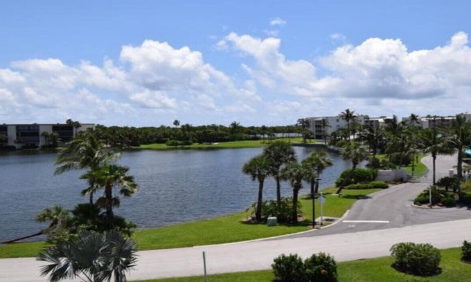 Stuart Condo | Top Floor Retreat with Intracoastal and Golf Views