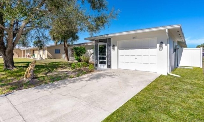 Oakland Hills House | Discover Caddy Shack: A Beachy Canal Home with Pool & View