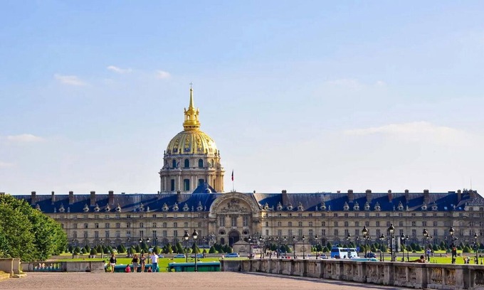 Quartier du Gros-Caillou Apartment | Elegant INVALIDES VIEW - Bright High Floor at Avenue de Breteuil