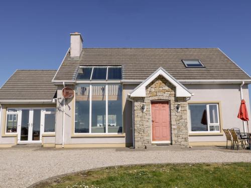 Downings House | Family-Friendly Inverbeg Cottage 2 - Rated 8/10 by Guests