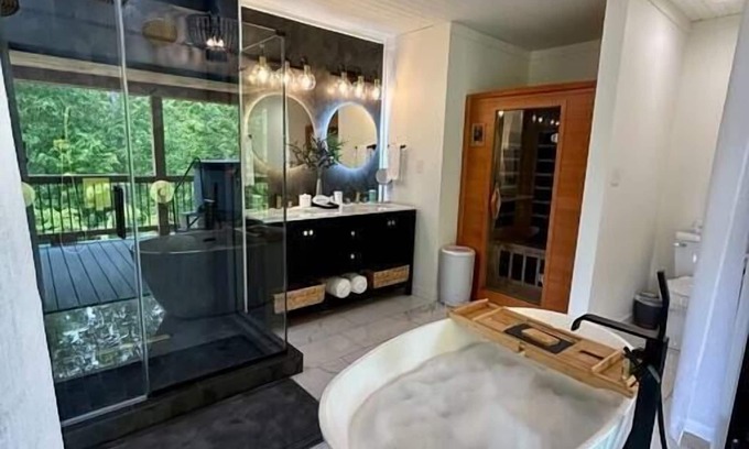 Rogers Cabin | Inverness Cabin: Romantic Retreat with Hot Tub & Sauna