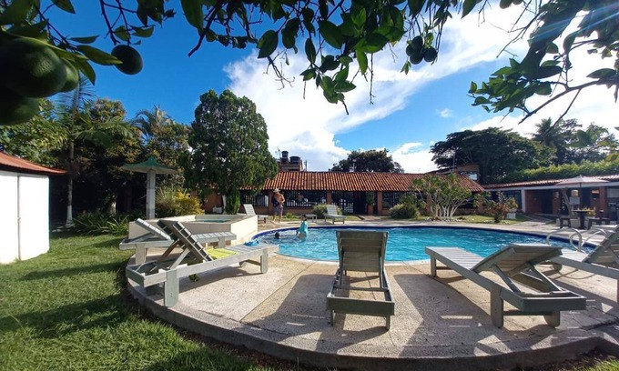 Toro Villa | Relaxing 14-Bed Villa in Toro Valle del Cauca with Pool