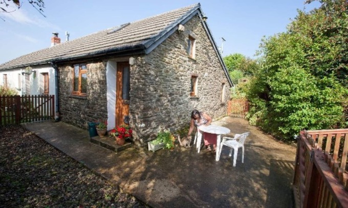 Newcastle Emlyn Cottage | Cozy 2-Bed Cottage in Newcastle Emlyn with Breakfast
