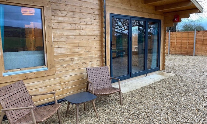 Ashton Under Hill Cabin | Cozy 2-Bedroom Cabin with Spa and Hot Tub in Ashton Under Hill