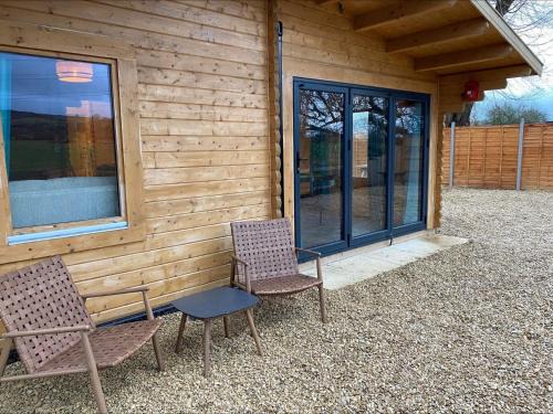 Ashton Under Hill House | Cozy 2-Bedroom Cabin with Hot Tub in Ashton Under Hill