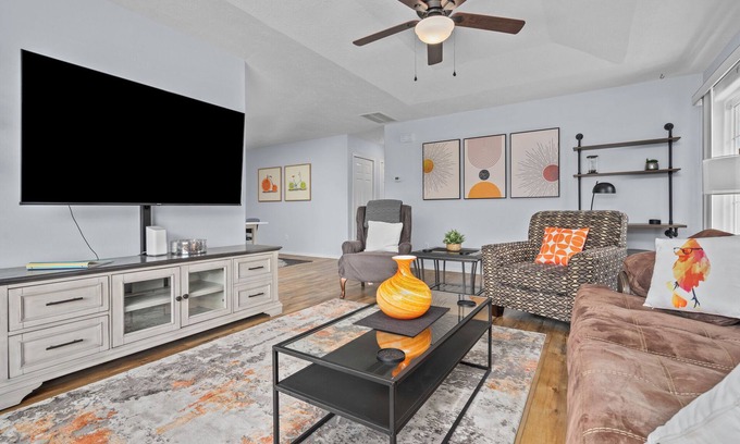 Keizer House | Modern Solar-Powered Half-Plex in Country Glen Awaits