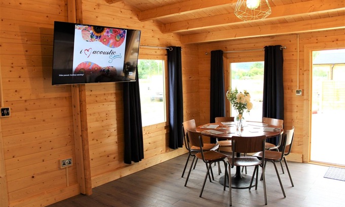 Ashton Under Hill Cabin | Cozy 3-Bedroom Lodge with Spa and Hot Tub in Ashton Under Hill
