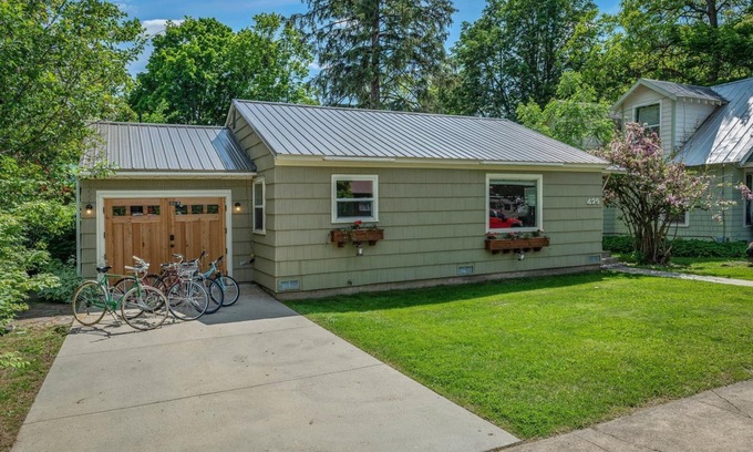 Sandpoint House | Cozy Retreat with Kitchen and Breakfast | Guest Rated 9.8