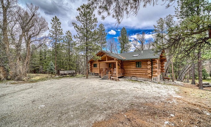 Nathrop Cabin | Serene Getaway at Cliffs and Streams with Family Amenities