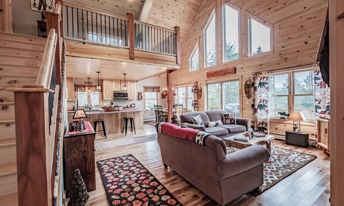 Bethel House | Cozy Bethel Home Near Sunday River with Hot Tub & Spa