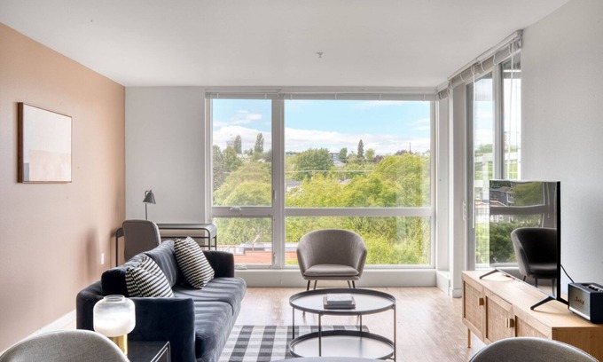 Mann Apartment | Inviting 1BR with Gym & Kitchen in Central District