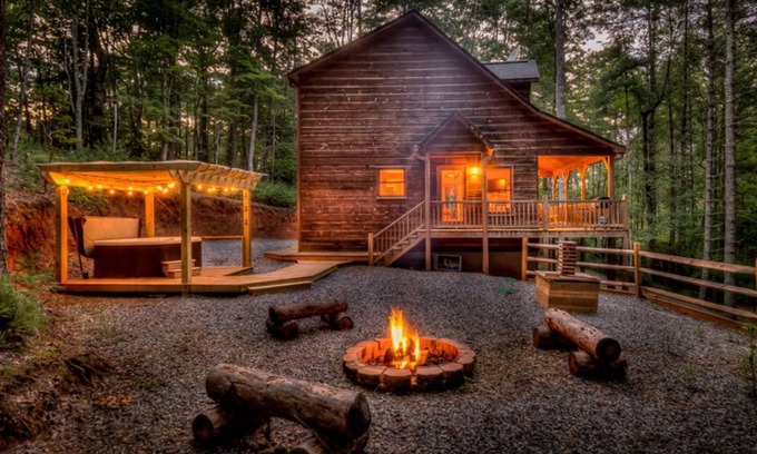 Blue Ridge Cabin | Cozy Dog-Friendly Cabin with Hot Tub & Mountain Views