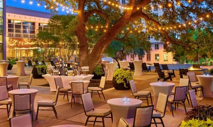 Red River Cultural District Hotel | Inviting Downtown Retreat: 2 90s-styled Rooms w/Modern Amenities & Pool