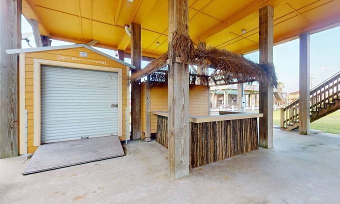 Crystal Beach House | Inviting | Gulf Views | Pet Friendly | Sleeps 12