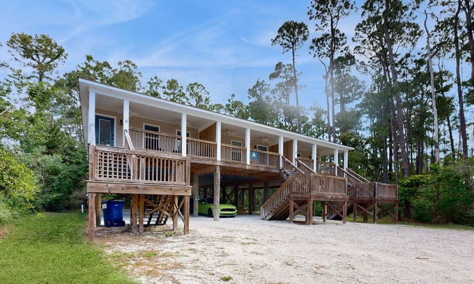 Dauphin Island House | Cozy Beachfront Retreat with Balcony and Full Kitchen