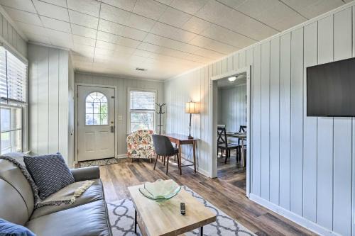 Forest Lake House | Cozy Retreat 2 Mi from University of Alabama with Spa