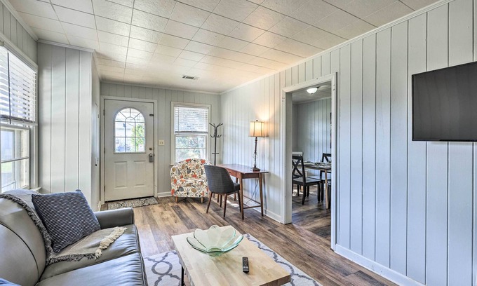 Forest Lake House | Welcoming House Near University of Alabama with Spa & Breakfast