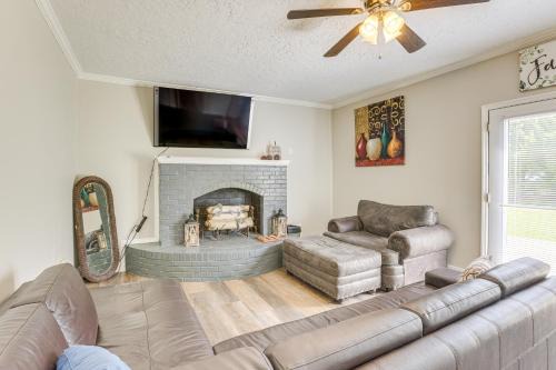 Jacksonville House | Inviting Jacksonville Home Less Than Half Mi to University