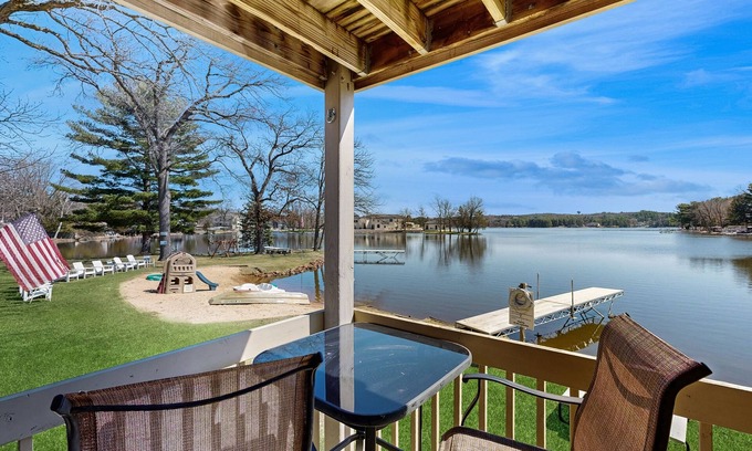 Lake Delton House | Inviting Lakefront Condo with Beach Access and Amazing Views