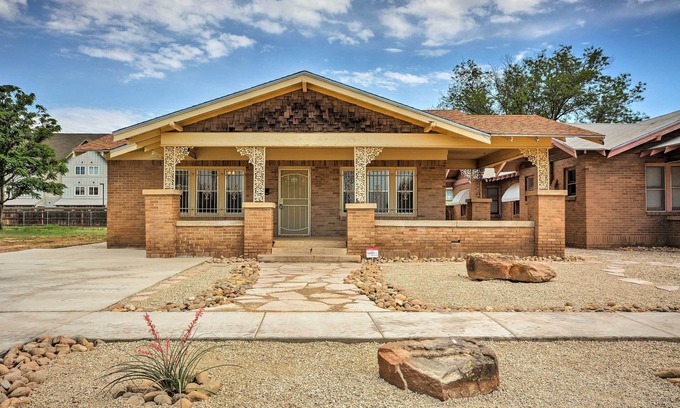 North Overton Cottage | Cozy Lubbock Retreat Near Downtown with Pool & Kitchen