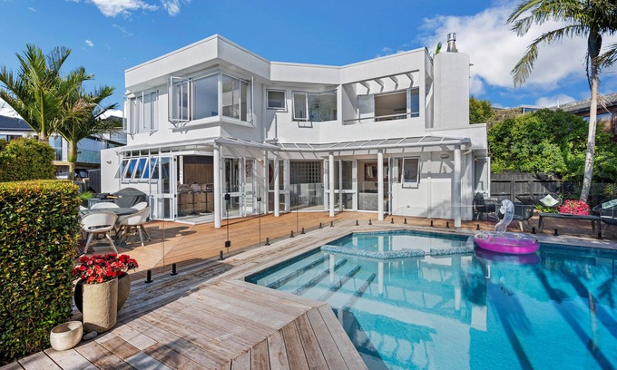 Castor Bay House | Cozy 3-Bedroom Oasis with Oceanfront Views in Auckland