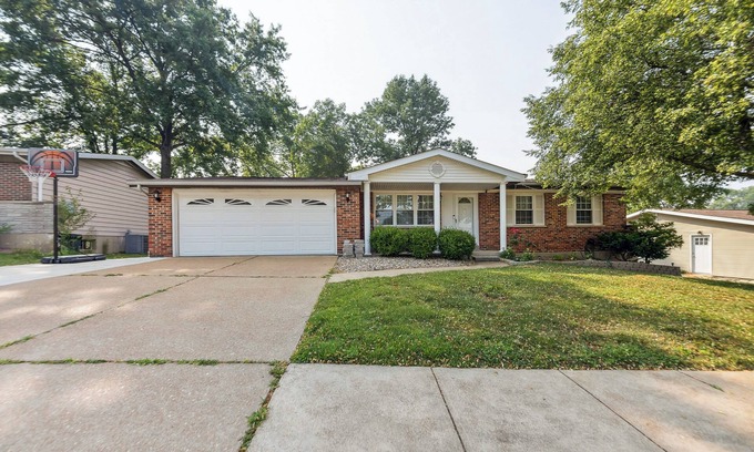 Mehlville House | Cozy St Louis Retreat with Deck & Pet-Friendly Amenities
