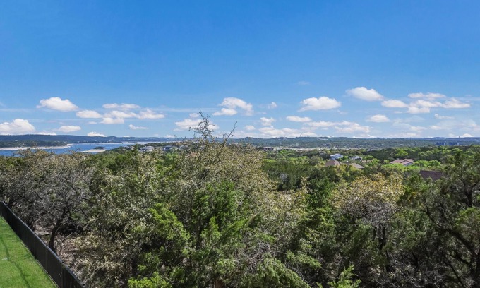 Jonestown Condo | Inviting Villa at Hollows Resort: Pools, Lake Views & More!